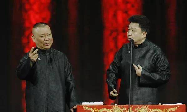 郭德纲于谦穿的就是全身刺绣大褂德云社艺人穿大褂,按照郭德纲说的