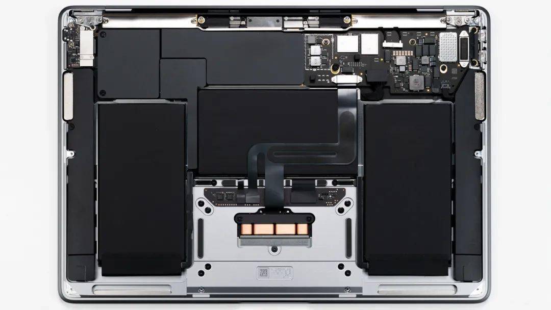 【猪王的良心结语】上图是苹果 macbookair的拆机实拍图,无风扇设计.