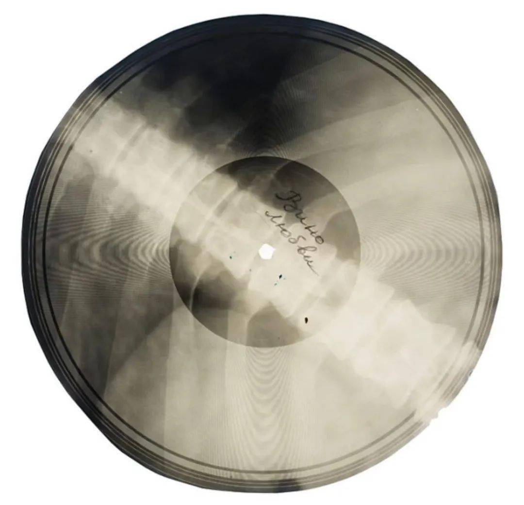 ���ڽ���Ƭ��ò��ٺں�Բ��