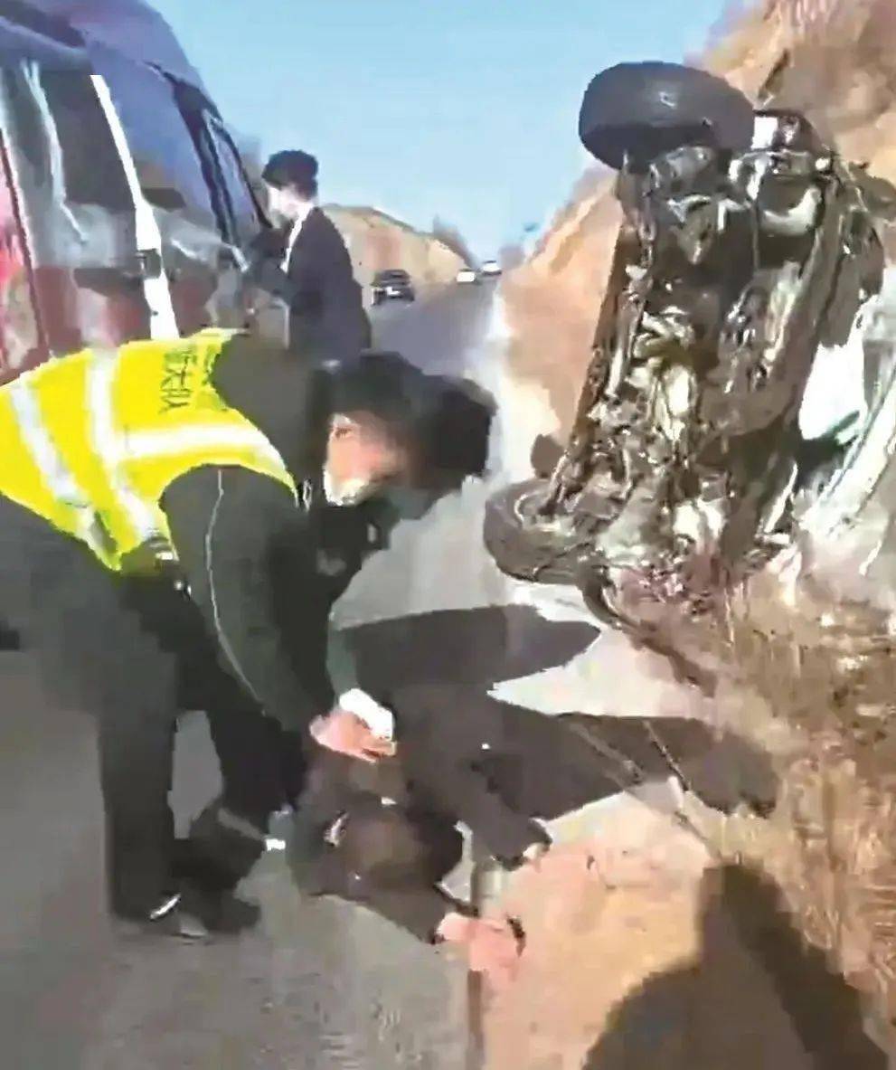 招远这对夫妇路遇车祸伤者昏迷不醒 ，及时救援脱险！
