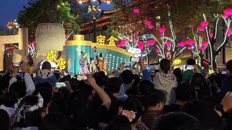 海报察看丨“盛唐密盒”爆梗出圈 大唐不夜城能成为中国的迪士尼吗？