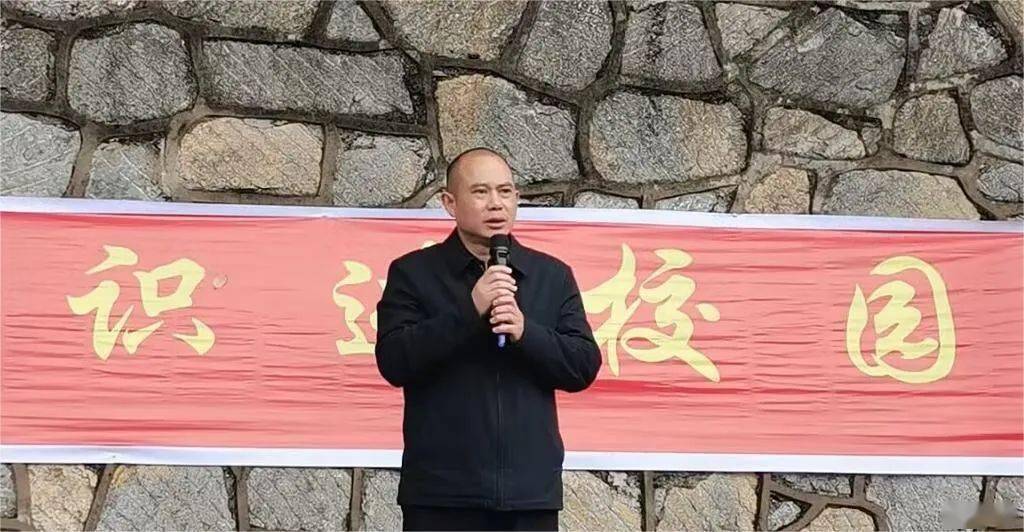 学管处副主任漆传平主持本次演练总结会贵阳一中副校长张忠华对本次演练