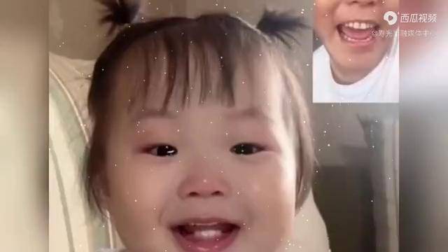 爸爸打视频哄哭了的女儿，爸爸的鬼脸成效显著，女儿眼含着泪笑了-频道-手机搜狐