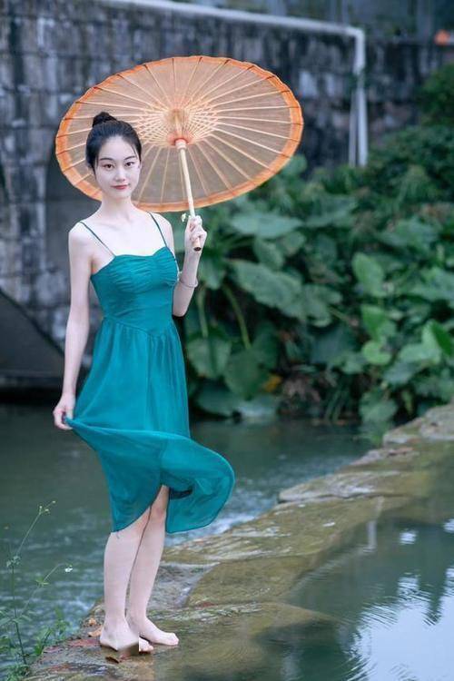 爱游戏平台吊带连衣裙这样穿高级感满满让你尽显清新淡雅的时尚风采(图3)