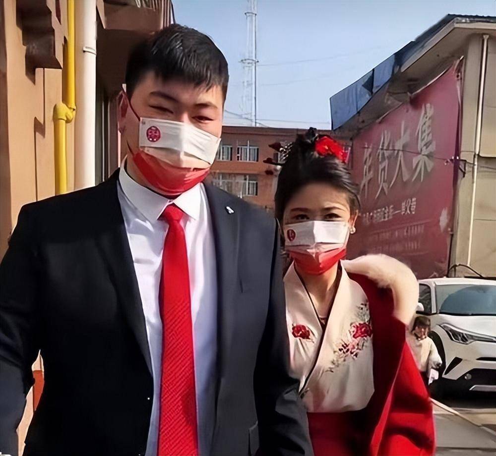 VR彩票大衣哥朱之文之子再传婚变！儿媳变怨妇：朱小伟又懒又笨不会疼人(图9)