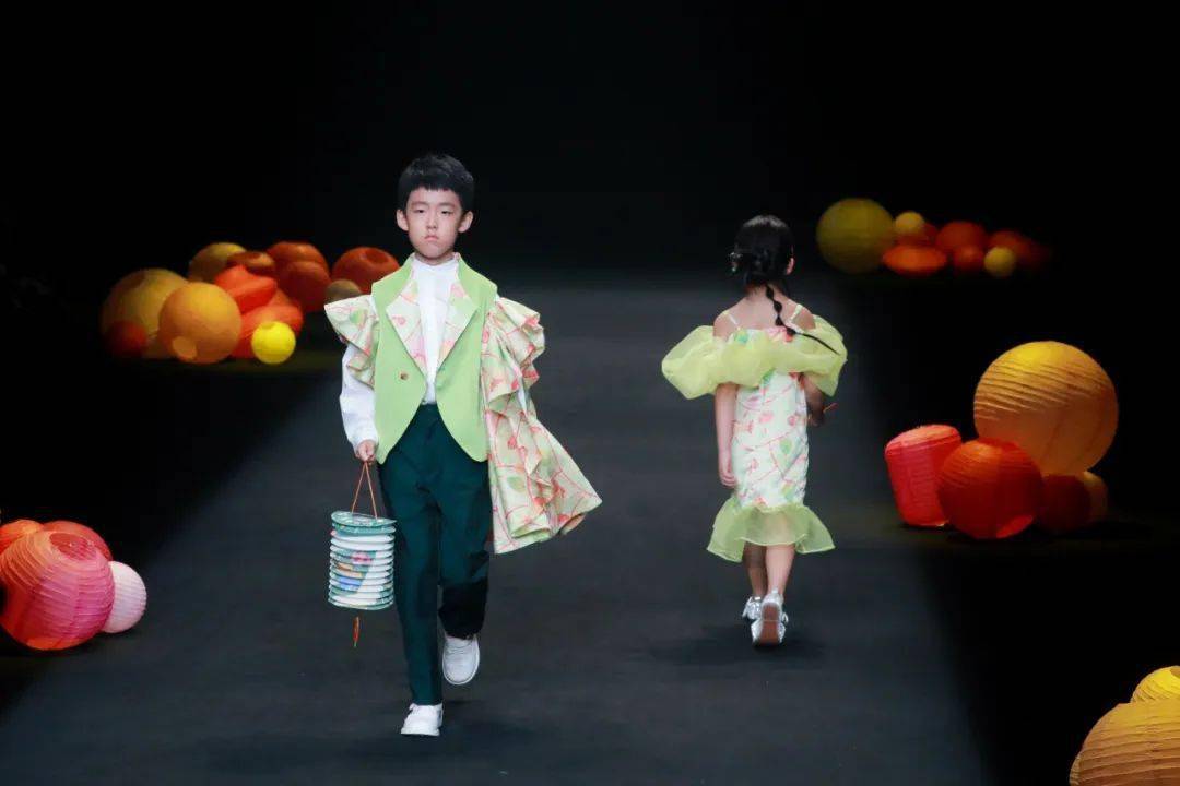 bsport体育CINDY WEI ZHANG STUDIO │ KIDS 2023中国国际时装周童装系列：《花灯(图3)