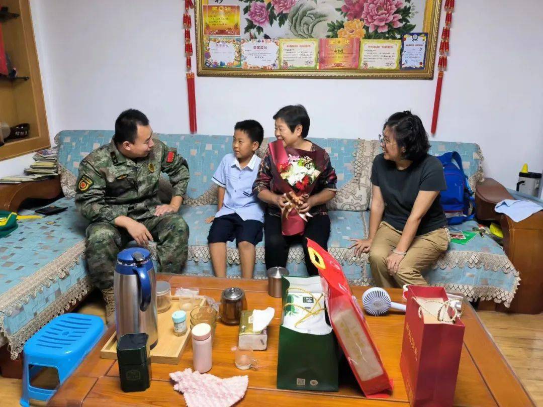 情系现役军属，走访温暖人心——盐城路社区走访慰问现役军人家庭