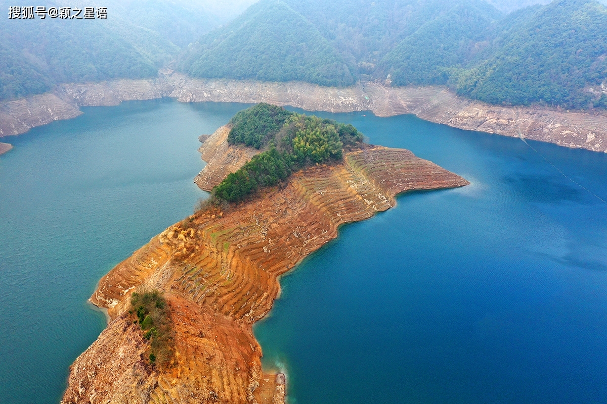 周公宅水库建成以来水位空前之低排齐岭半露水面