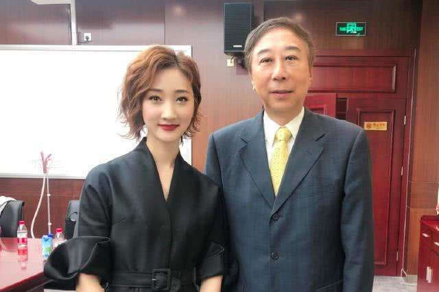 原创 62岁冯巩近照,老婆隐瞒了35年,网友:儿子绝对亲生的