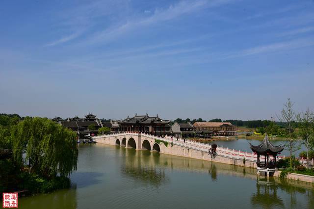 少林寺所在的登封市,人们总喜欢将其城边的峻极峰称