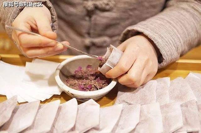 地摊经济所带来的香包手工活加工外发 在家也可以挣钱