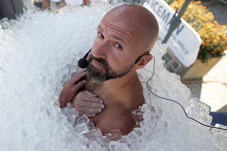 奥地利男子近乎裸体置身冰块超过150分钟打破世界纪录