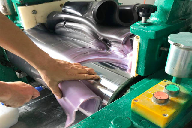 制作硅胶产品时需要什么设备,流程又有哪些?