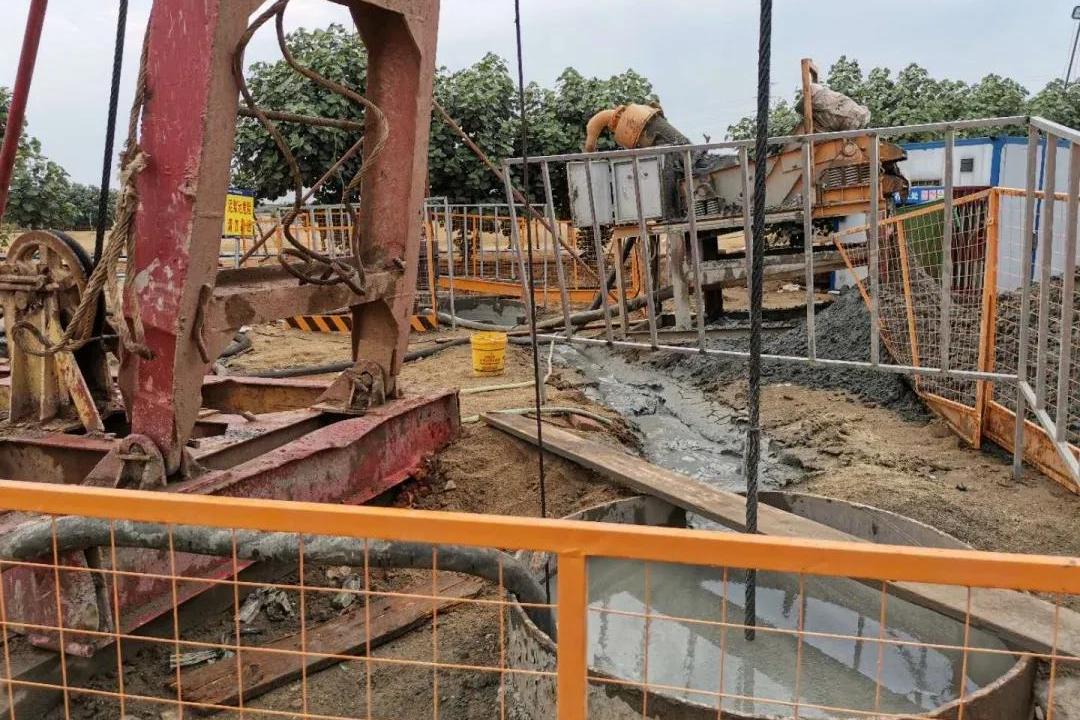 高度后下落,又被硬土层卡住未落到孔底,形成桩身下段无混凝土的吊脚桩