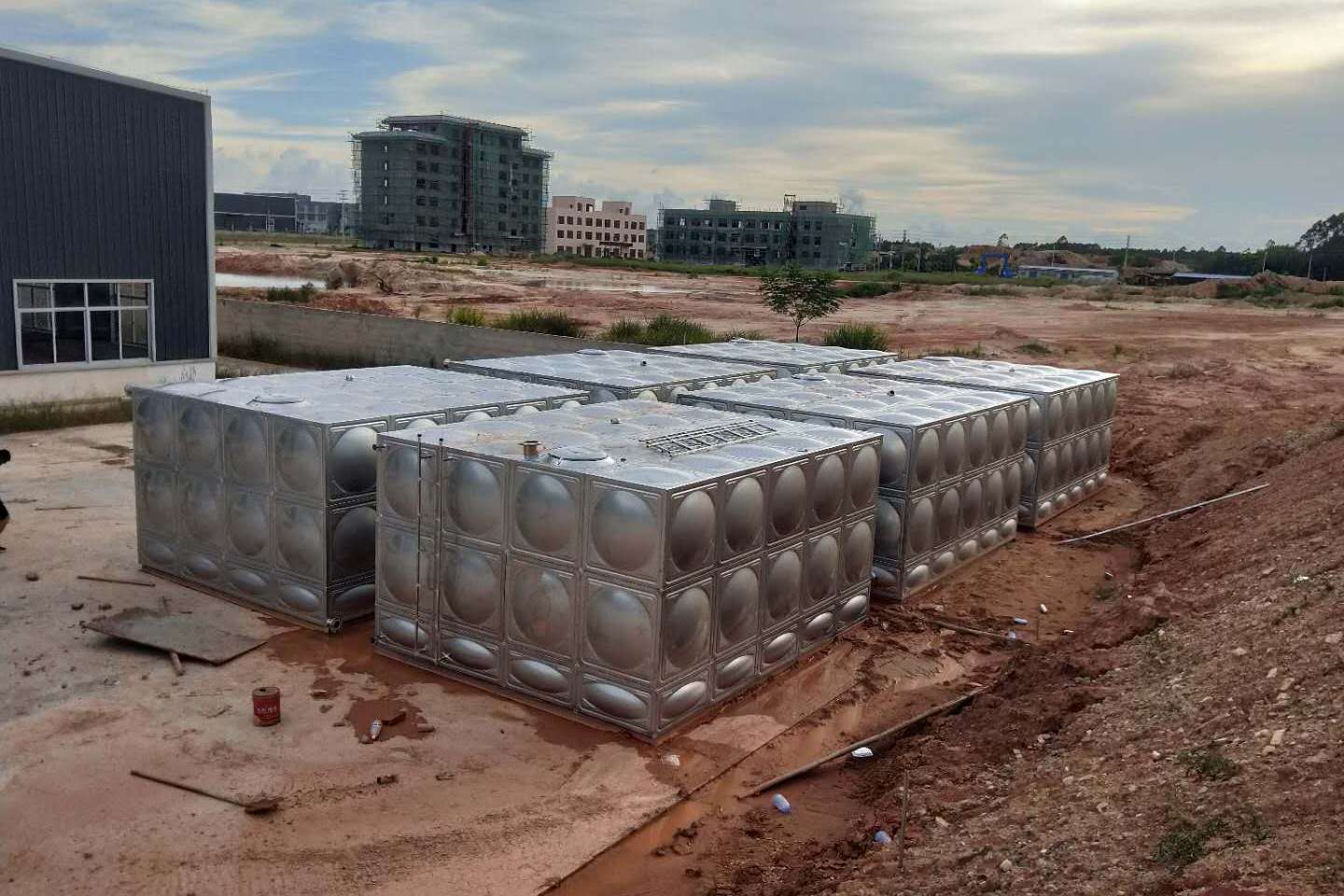 宏量水箱在广西北海工地7台50吨水箱完工