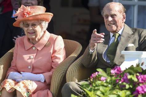 父母爱情:英国女王和普利策亲王常凝视着彼此,却很少公开秀恩爱