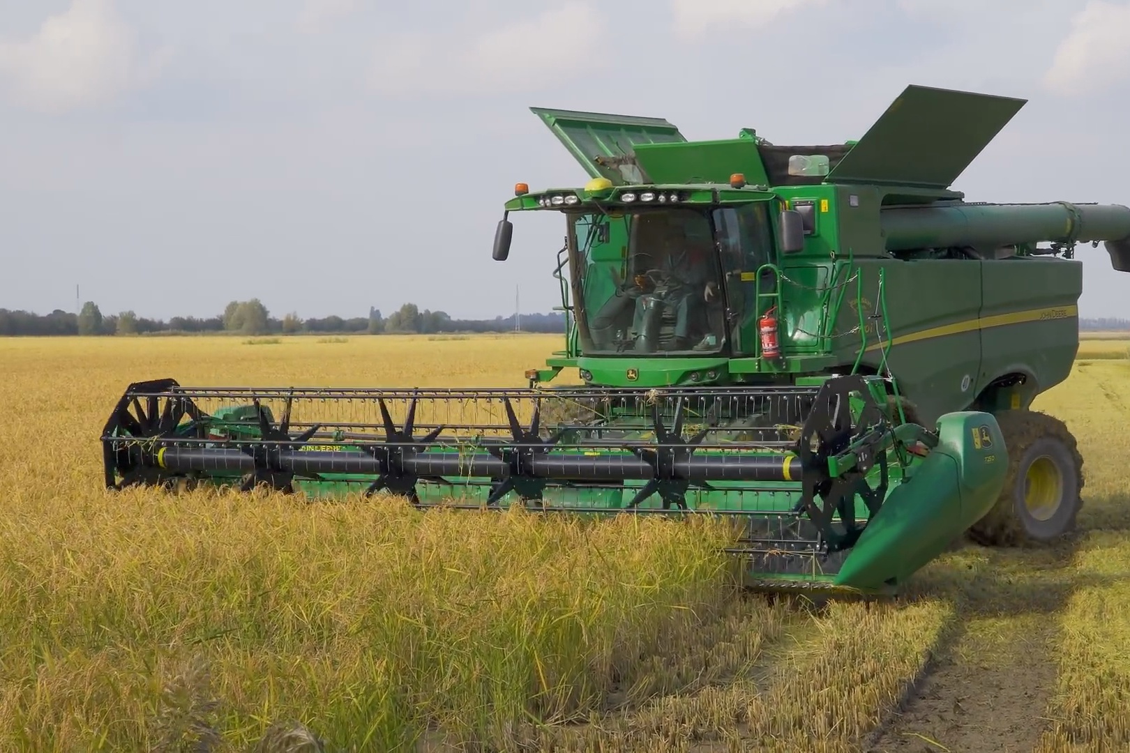 国外大农场收割水稻过程迪尔s770i独家设计不惧泥泞