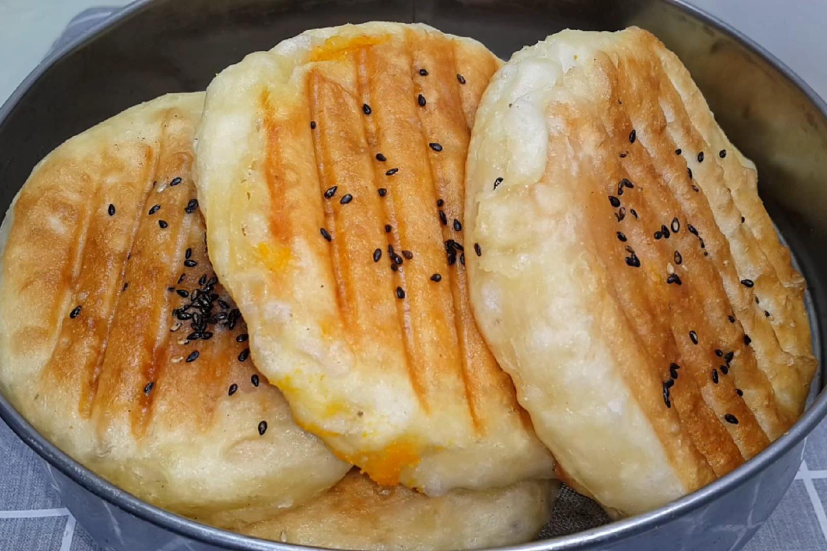 家常红薯饼的做法,锅里烙一烙,个个松软香甜,大人小孩都爱吃