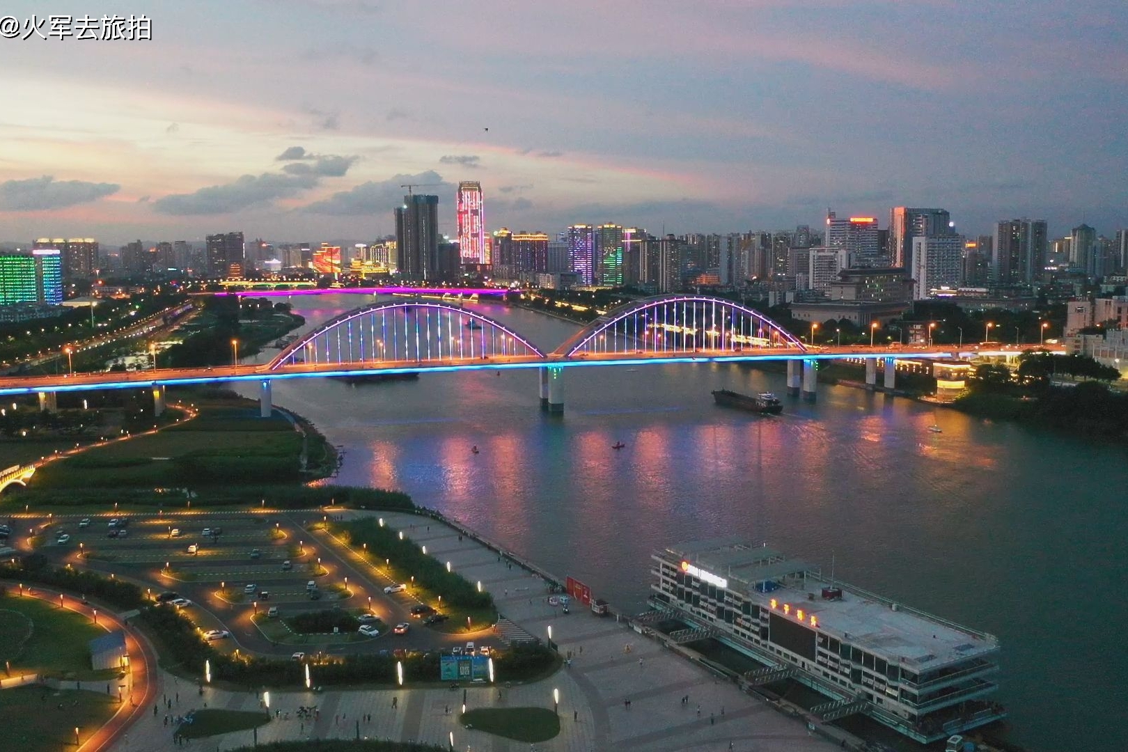 航拍美丽的广西绿城南宁亭子码头华灯初上真好看呀吸引了很多美
