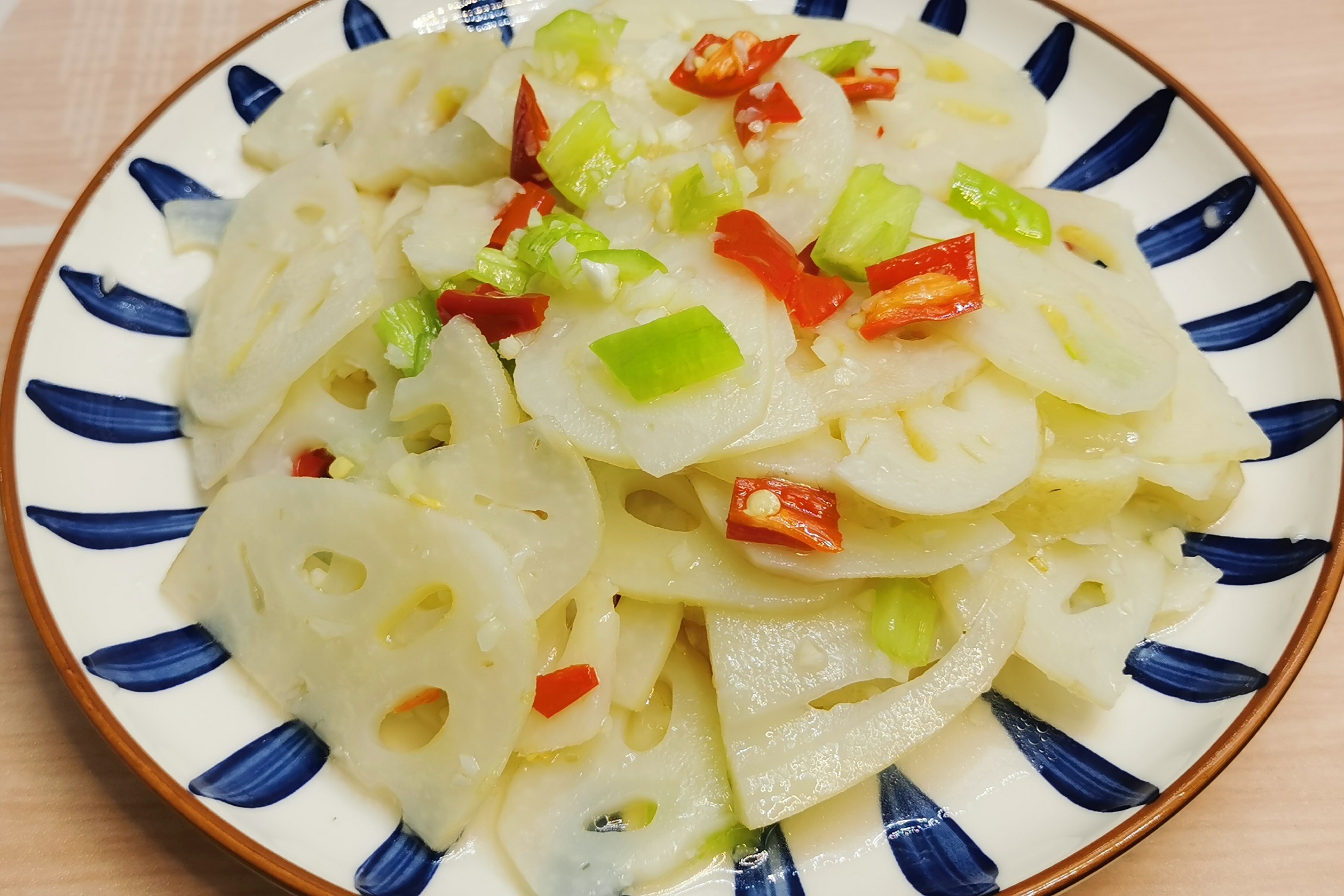 炝拌莲藕的家常做法看着就很有食欲一道脆嫩爽口的开胃小菜