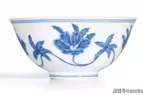 中国陶磁器　明成化　草花椀 JB 06 A blue and white bowl<br><br>十七/十八世紀青花葵口碗