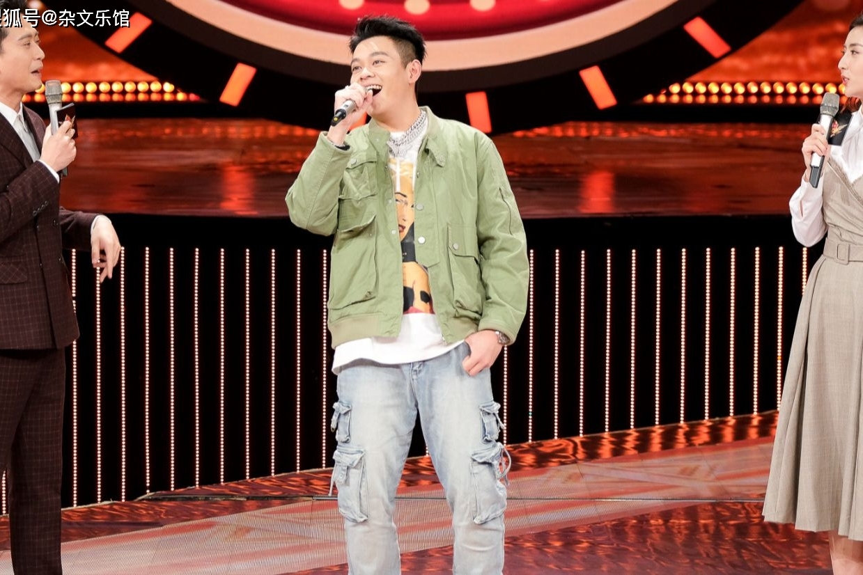 周密把闹钟关了带上了央视祖传高抬腿和没忘词