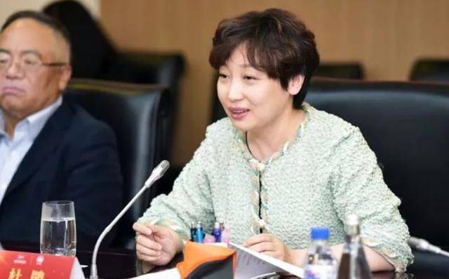 原创 女人上了年纪胖点更富态,学国美老板娘杜鹃这样穿,高级又有气质