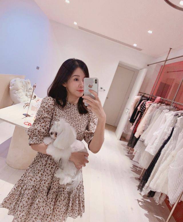 原创 陈赫娇妻晒私服照,二胎后穿碎花及膝裙出镜,四肢纤细少女感十足