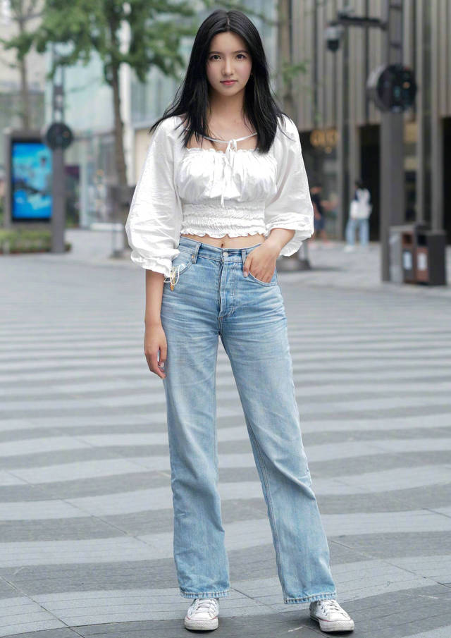 有怀旧风格的直筒牛仔裤,搭配一双小白鞋,凸显了青春的气息