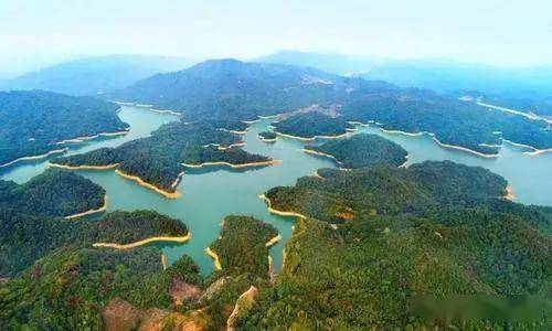 黄龙带水库 / 黄金带,白水带,带带如龙盘水坝;青草丛,红梅丛,丛丛成