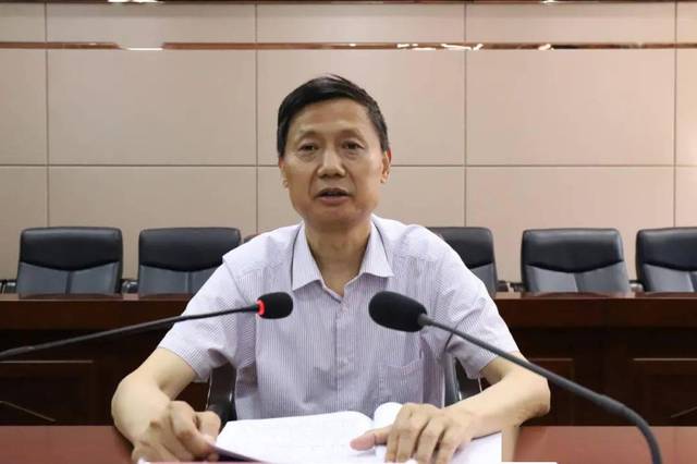 会上,邱洪盛通报了疫情形势和我县疫情防控存在的