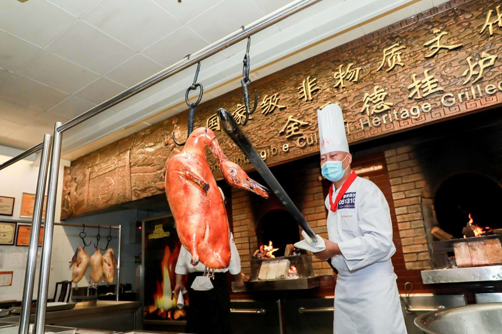 原创 155年全聚德烤鸭店 名副其实"宝藏餐厅"回归"鸭要好,人要能,话要