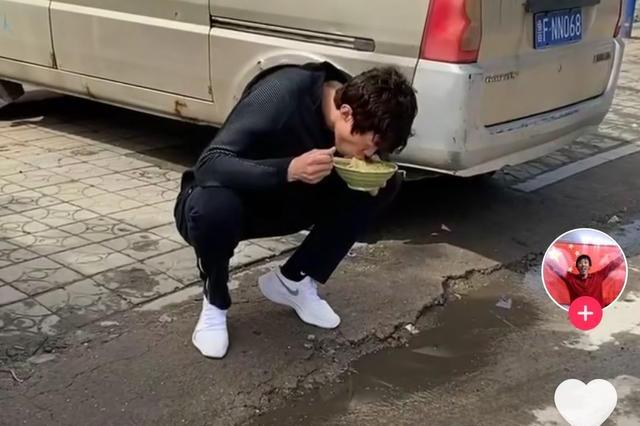 原创 跳高名将张国伟晒退役生活,蹲马路边吃素面,周围冷清无人识