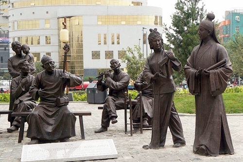 拉二胡雕塑 | 民俗传统文化雕塑_手机搜狐网