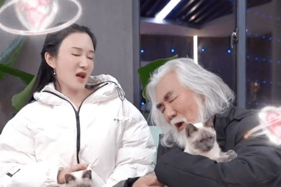 70岁张纪中与娇妻甜蜜对唱！撒娇尽显恩爱