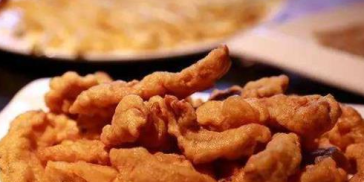 炸小酥肉时，掌握好3个诀窍，酥肉又脆又嫩，上桌就遭全家疯抢！