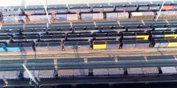 新疆年度铁路货运量破两亿吨 织密列车运行网络