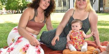 英国女子15岁生下女儿 33岁当上外祖母