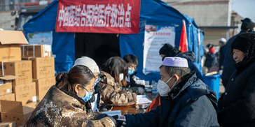 积石山6.2级地震 | 安置点里的暖意瞬间