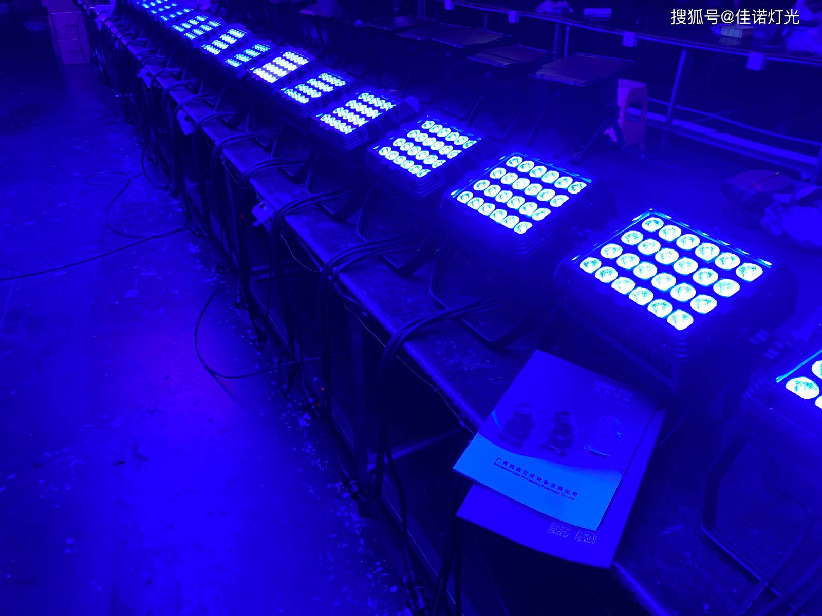 100台24颗10W防水LED柔光灯-搜狐大视野-搜狐新闻