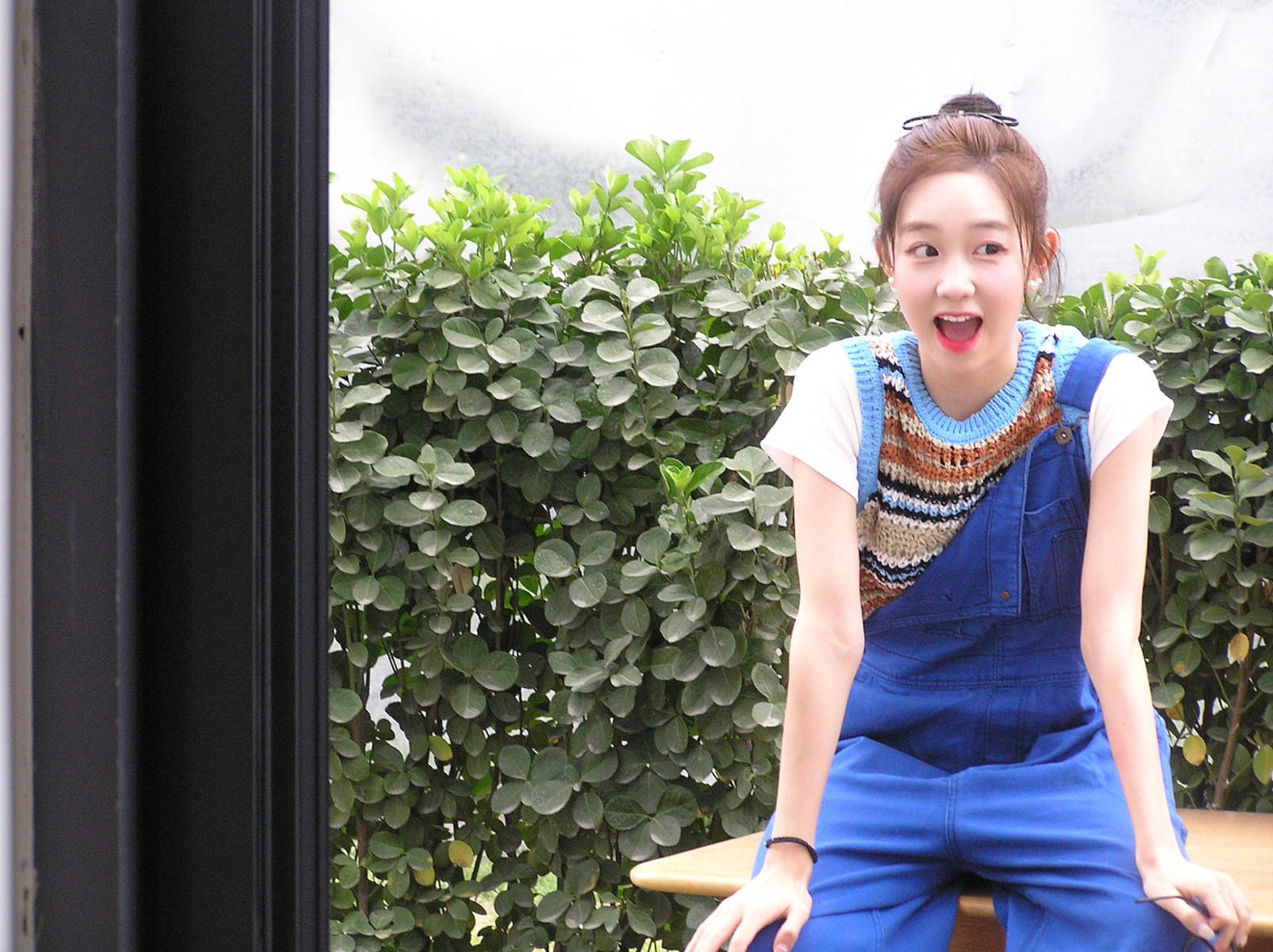 李子璇穿蓝色背带裤呆萌可爱扎丸子头清新又元气