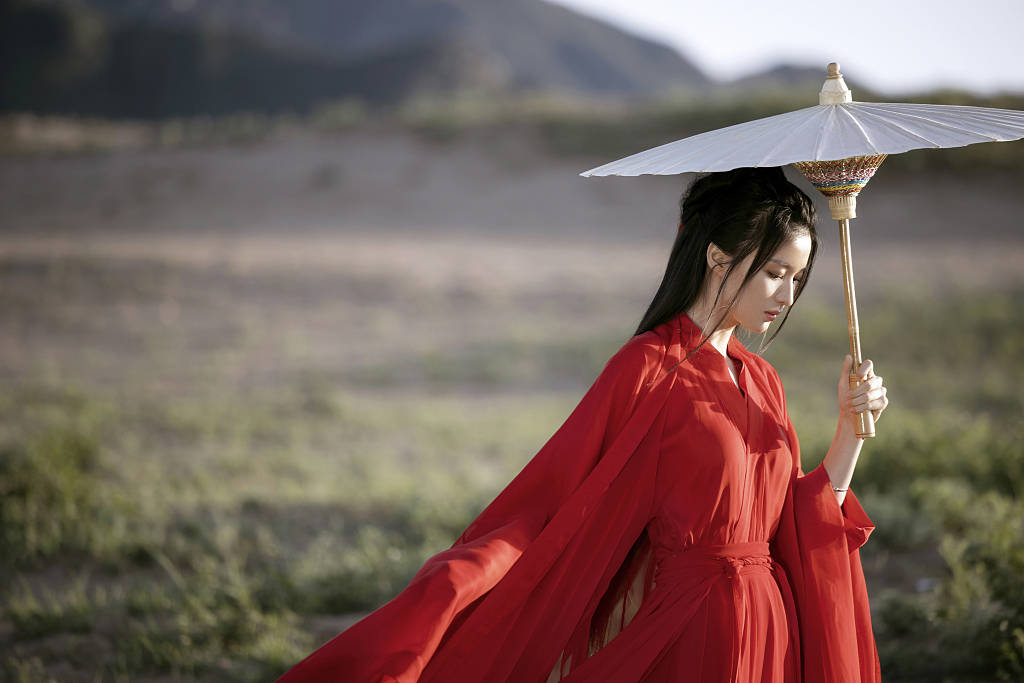 王楚然大漠红衣写真氛围感拉满撑伞起舞艳色无双