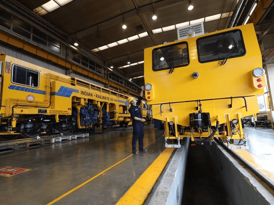 中铁大型养路机械高新装备大国重器走向世界