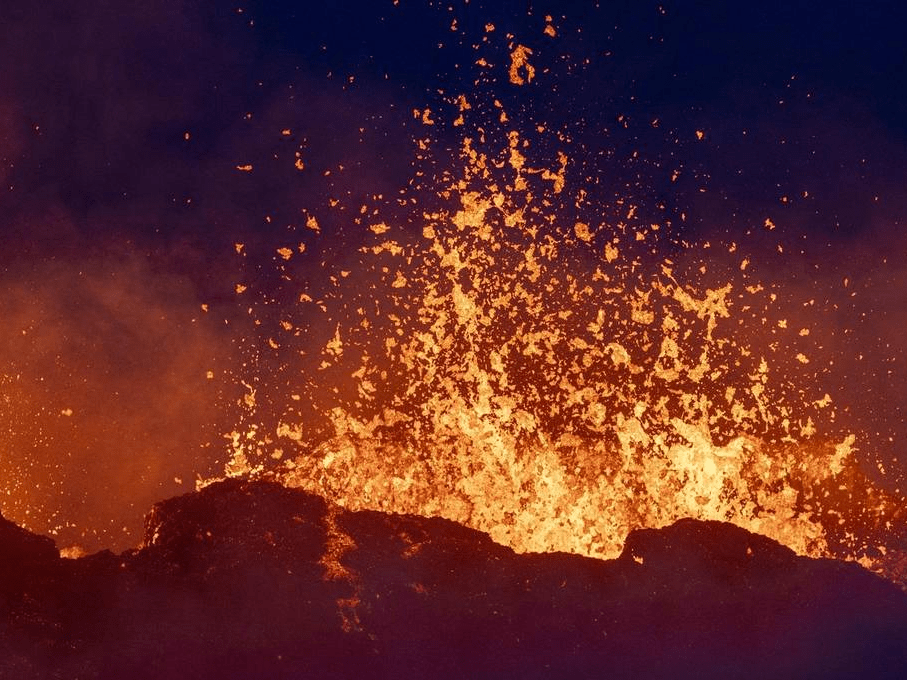 冰岛首都附近火山持续喷发 地面裂缝冒出岩浆-搜狐大视野-搜狐新闻