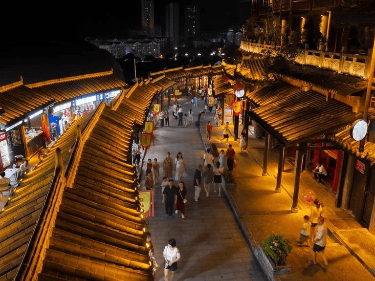 1/5酉州古城位于重庆市酉阳县县城桃花源景区,一条全长1.