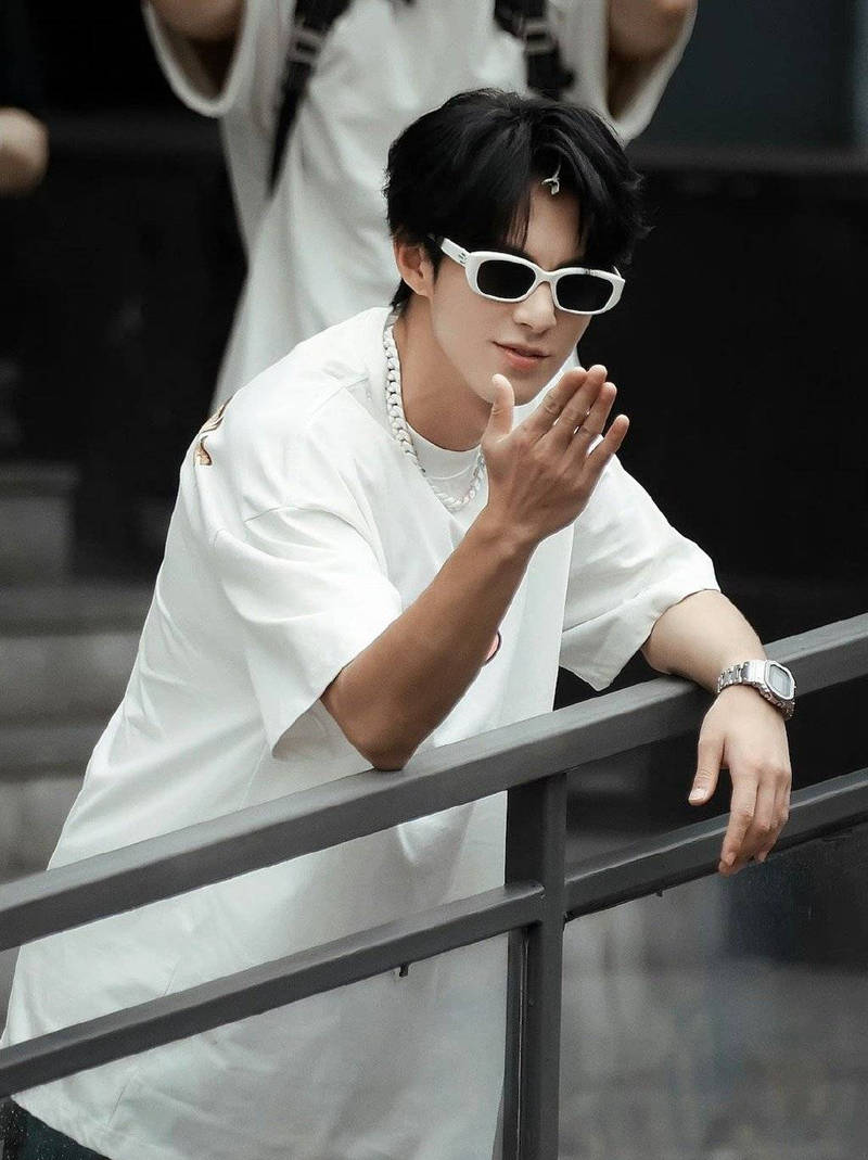 王鹤棣上班路透对粉丝飞吻白t恤墨镜造型酷帅有型