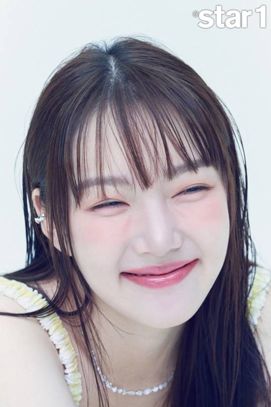 韩国女歌手郑艺琳写真曝光笑眼弯弯超级可爱