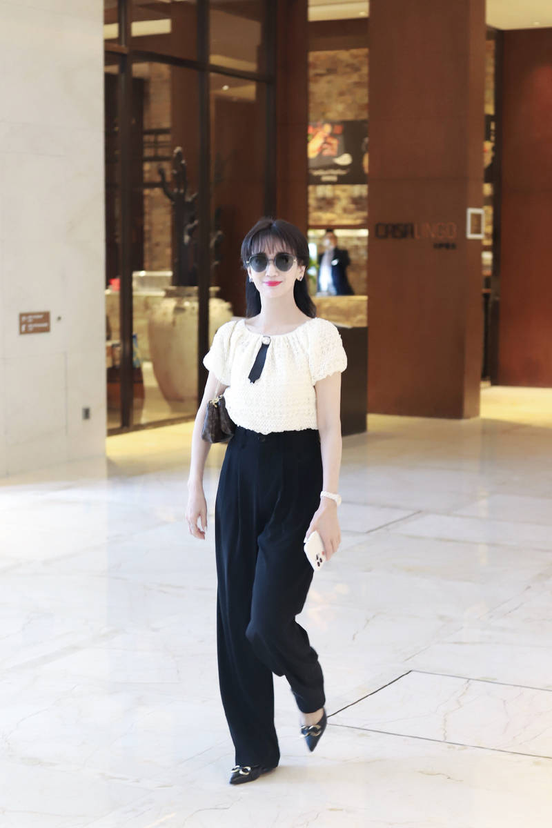 赵雅芝日常街拍随性放松黑白套装好似都市白领