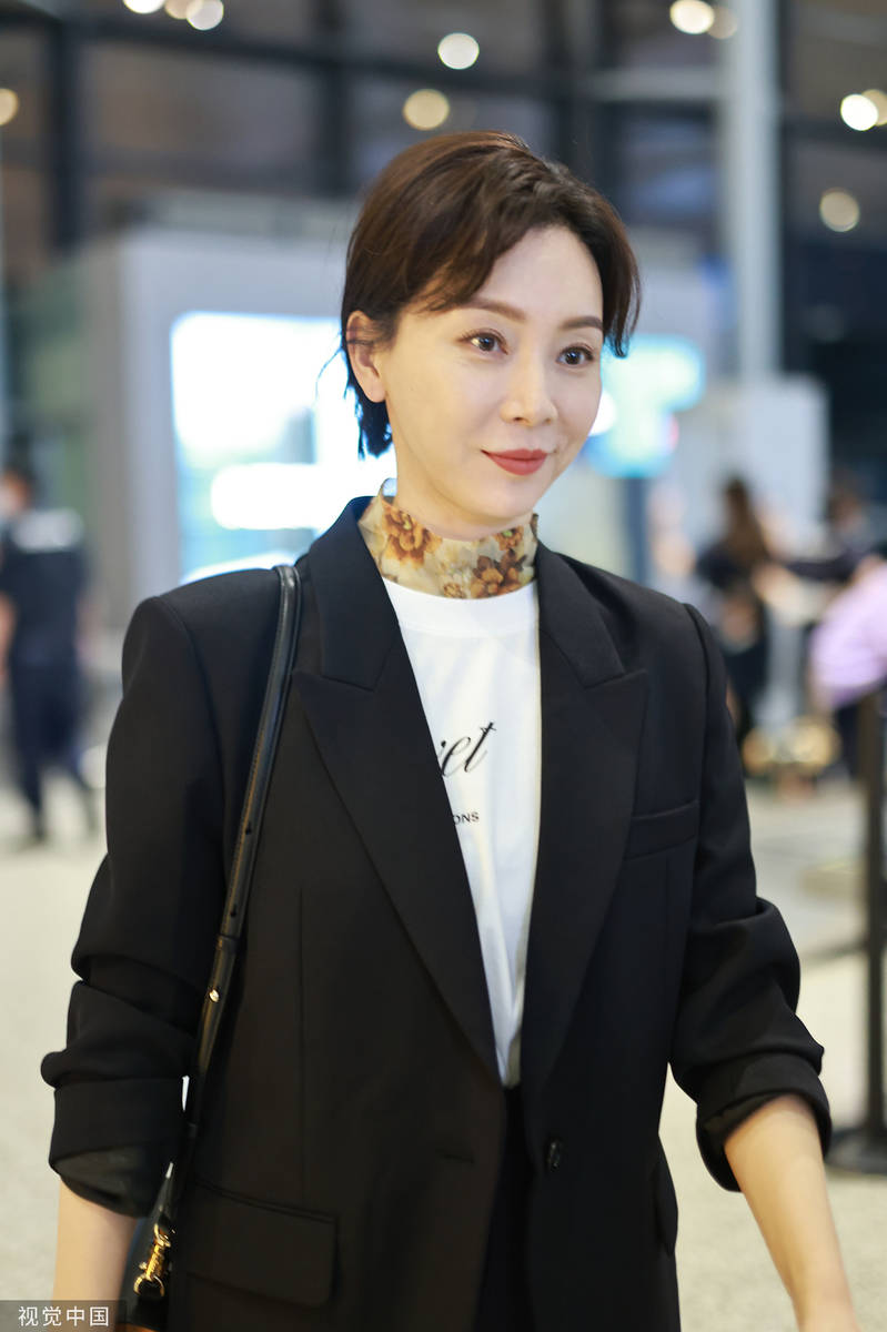 陈数休闲西装造型现身机场 利落短发释放飒爽魅力-搜狐大视野-搜狐
