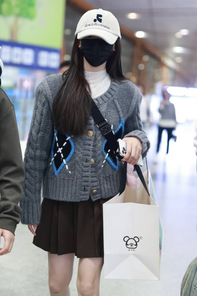 杨超越麻花毛衣百褶裙学院风穿搭又嫩又暖和